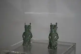 Figurillas de bronce con chaquetas sencillas y pantalones ajustados, Sanxingdui