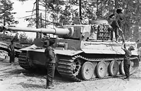 Un tanque Tiger I siendo amunicionado por su tripulación.