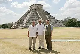 El presidente George W. Bush, el presidente Vicente Fox y el primer ministro Stephen Harper; en Chichén Itzá; marzo de 2006.