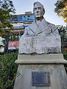 Busto en la Plaza del Lector (Biblioteca Nacional Mariano Moreno)