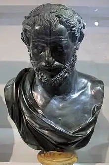 Habitualmente identificado con Demócrito, también se ha sugerido que este retrato del peristilo cuadrado sea Aristóteles, Solón, Filopemén o Heráclito.