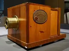 Cámara fotográfica original de 1839, construida por Alph. Giroux, en París. Se conserva en la Real Academia de Ciencias y Artes de Barcelona.