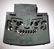 Hoja de un hacha de bronce de origen chino (dinastía Shang)
