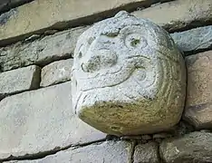 Única cabeza de Chavín de Huántar que sigue en su lugar original.