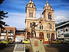 Escultura a Pedro César García Moreno e iglesia Sam Miguel Arcángel de fondo