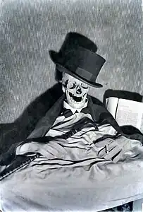 Foto expuesta por Boris Krakover donde representa la símbología del arte como espejo de las acciones de los hombres.