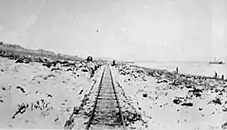 Desde Moody Brook se observa la península hacia el mar adentrarse. Nótese que el ferrocarril era operativo con inclemencias climáticas como la nieve.
