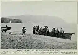 Nativo chukchi en Dezhniovo tirando de un umiak a la playa. La punta del cabo Dezhniov al fondo (1913).