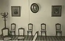 Salón de recepciones de la residencia. En las paredes se observan los retratos del general Eduardo Pérez Fabelo y su esposa Adela Luzardo de Pérez, así como también la corona donada por la Sociedad de Mutuo Auxilio de Maracaibo el día del entierro del general