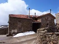 Vivienda con fuente pública.