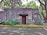 No percibimos una forma como figura y a la vez como fondo. La figura es todo lo que no es fondo. La puerta como figura y la fachada como fondo. La fachada como figura y el paisaje como fondo. El paisaje como figura y el cielo como fondo.