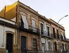 Casas abandonadas con la estructura típica onubense del siglo&nbsp;XIX (en Avenida de las Adoratrices).