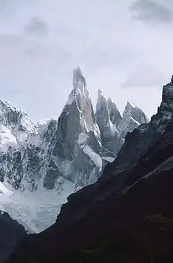 Cerro Torre (3133 m (flanco sur ~2150 m), Patagonia, Argentina/Chile
