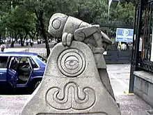 Escultura afuera del museo.