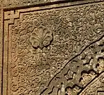 Motivos arabescos y la imagen de una palmeta tallada en la enjuta de la puerta del período benimerín en la Necrópolis de Chellah, Rabat (siglo&nbsp;XIV)