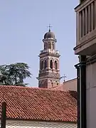 El extremo superior del campanile de la iglesia de Santa Maria del Socorro, de la Rotonda, en Rovigo.