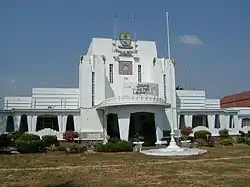Ayuntamiento de Cirebon (1926), ejemplo del estilo de la Escuela de Amsterdam en las Indias.