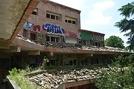 Vista interior del claustro del convento desde la balconada interior, en estado de abandono.  Mayo de 2018.