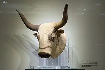 Ritón con forma de cabeza de toro 1500-1450&nbsp;a.&nbsp;C., Museo Arqueológico de Heraclión.