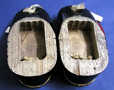 Un par diferetente desde abajo. Lados de laca negra, felpa roja hanao, no maegane.