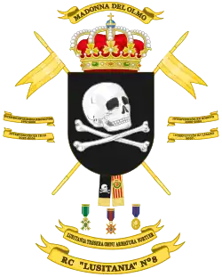 Cráneo y huesos cruzados como carga heráldica en el escudo del 8º Regimiento de Caballería Lusitania