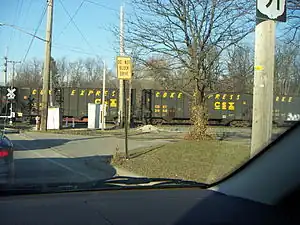 El Coke express pasa por un paso a nivel. Los vagones muestran el logotipo de CSX y las palabras COKE EXPRESS