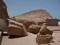 El coloso colapsado del Gran Templo supuestamente cayó durante un terremoto poco después de su construcción. Al trasladar el templo se decidió dejarlo ya que faltaba el rostro.