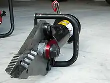 Una herramienta esparcidora-cortadora accionada externamente