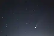 Cometa neowise sobre las 11:00 de la noche en España con algunas estrellas de fondo