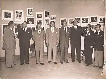 Fotógrafos expositores de la Primera Exposición de Fotoperiodístas de La Plata en 1951. (Krakover el primero de la derecha en la imagen)