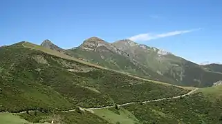 Vista del Coriscao (2236,2 m), techo de la sierra Mediana, desde el collado de Llesba, en el puerto de San Glorio
