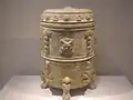Recipiente de cerámica, con pies, cubierto, que data de la dinastía Qi del Norte, (550-577).