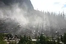 Rayos crepusculares a través de la niebla
