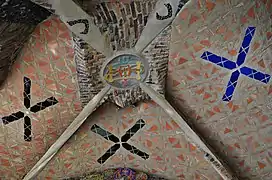 Cruces en el techo del pórtico