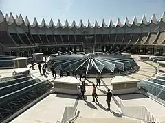 Cubierta o terraza en la planta 3ª, rodeada de agujas o pináculos.