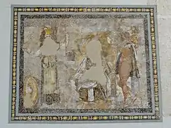 Detalle de la parte central de un mosaico del barrio de los Joyeros que representa a Hermes y Atenea, siglo&nbsp;II a.&nbsp;C.