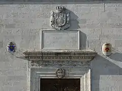 Escudos en la portada de la iglesia.