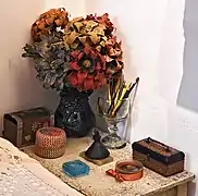 Detalle de mesa de noche de Frida Kahlo