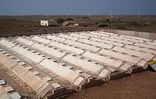 El condensador en Satapar en la India se compone de once crestas. Las crestas son trapezoidales en sección (top 50 cm, base 200 cm, dos lados inclinados 30 grados respecto a la horizontal, altura 100 cm) y cada uno es de 20 m de largo. Las crestas están construidos sobre terreno de suave pendiente. Todas las crestas drenan en una tubería común en la parte inferior y que conduce a un almacenamiento bajo tierra. El agua para uso debe ser retirada mediante una bomba de mano. El sistema fue encargado a principios de abril de 2007. El coste total de la instalación ha sido Rs 117 000.