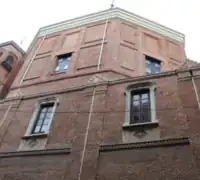 Paredes, zócalos, dinteles, ventanas y puerta de la iglesia.