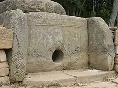 Dolmen con grabados zig-zageantes del valle del río Zhané.