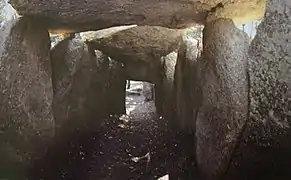 Ortostatos en un pasillo de entrada al dolmen de la Cova d'en Daina, en Romanyà de la Selva, Gerona.