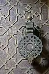 Motivos geométricos en el revestimiento de bronce de las puertas de la Madrasa de Al-Attarine (siglo&nbsp;XIV)