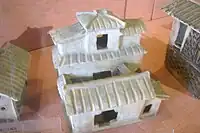 Un modelo Han del Este de una pequeña casa con patio de dos pisos