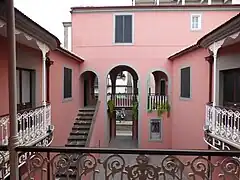 Vista del patio, desde el primer piso.