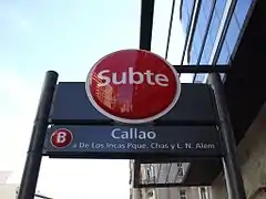 Cartel sobre un acceso a la estación