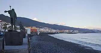 Vista de la localidad desde la basílica con la escultura al Mencey Beneharo en primer plano