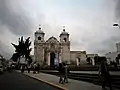 La iglesia de Santa Marta en el lado norte de la plaza.