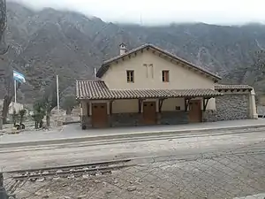 Estación Chorrillos a 2111 m.s.n.m. En este paraje se encuentra el segundo de los dos zigzags de la línea; que permite ganar altura y es imprescindible en este momento del recorrido.