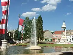 Plaza Széchenyi en Esztergom. Al fondo se ve la estatua de la Santísima Trinidad.